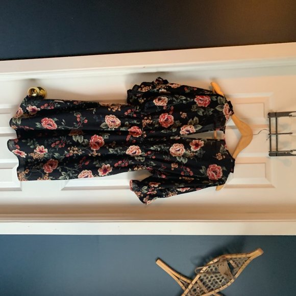 Floral Dress with peak-a-boo shoulders. Size Small - Picture 3 of 4